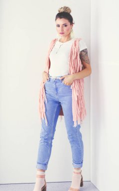 Çalışma odasında duran güzel bir kadın. Güzel kadın..