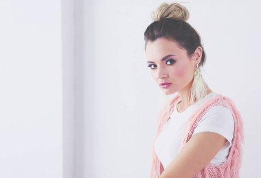 Çalışma odasında duran güzel bir kadın. Güzel kadın..