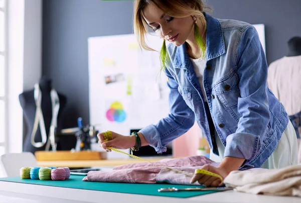 Donna stilista che lavora sui suoi disegni in studio — Foto Stock