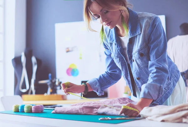 Projektantka mody pracuje nad swoimi projektami w studio — Zdjęcie stockowe