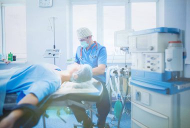 Ameliyathanede çalışan bir cerrah.