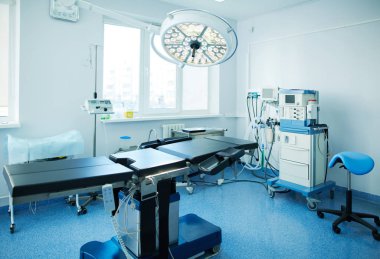 Modern klinikteki ameliyathane.