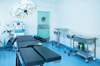 Modern klinikteki ameliyathane.