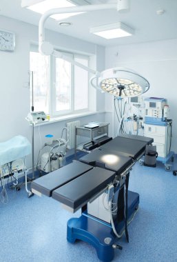Modern klinikteki ameliyathane.