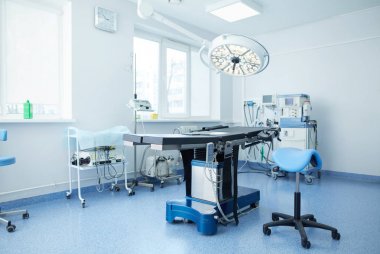 Modern klinikteki ameliyathane.