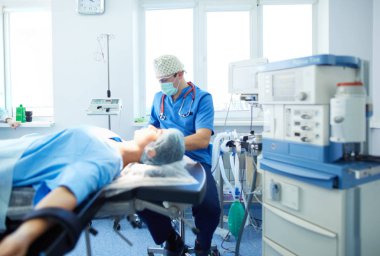 Ameliyathanede çalışan bir cerrah.