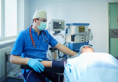 Ameliyathanede çalışan bir cerrah.