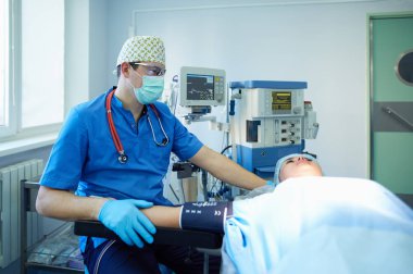 Ameliyathanede çalışan bir cerrah.