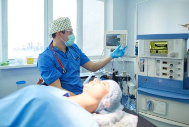 Ameliyathanede çalışan bir cerrah.