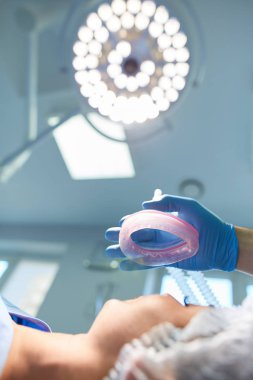 Ameliyathanede çalışan bir cerrah.