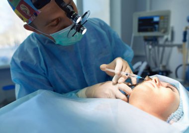 Ameliyathanede çalışan bir cerrah.