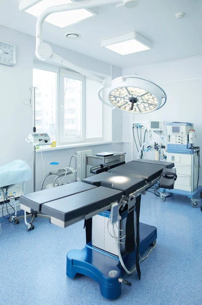 Εσωτερικό χειρουργείου στη σύγχρονη κλινική — Φωτογραφία Αρχείου