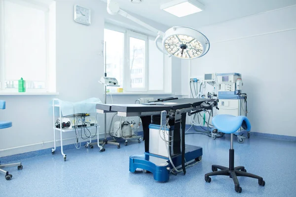 Modern klinikteki ameliyathane.