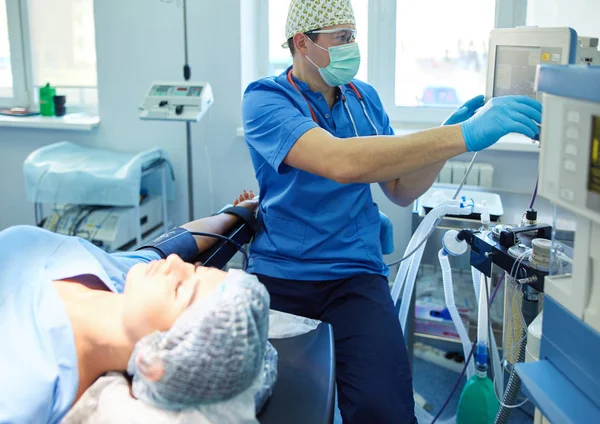 Ameliyathanede çalışan bir cerrah.