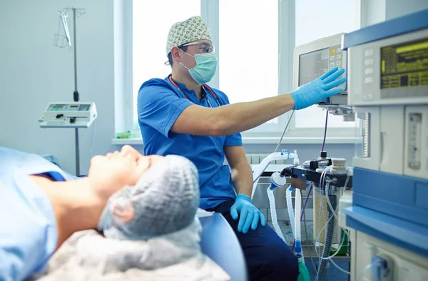 Homem cirurgião no trabalho na sala de cirurgia — Fotografia de Stock