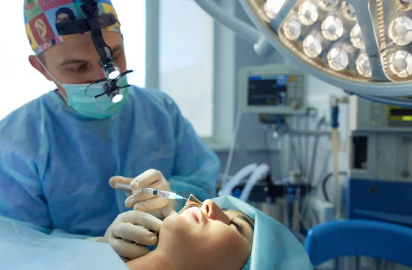 Homem cirurgião no trabalho na sala de cirurgia — Fotografia de Stock