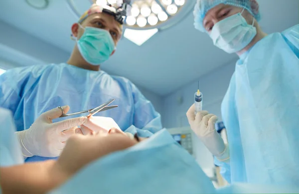 Teamchirurg aan het werk in de operatiekamer — Stockfoto