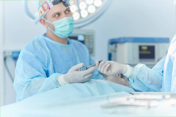 Manlig kirurg på bakgrund i operationssalen — Stockfoto