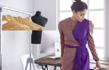 Askıları olan güzel bir stilist.