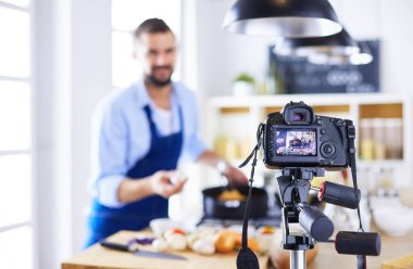 Mutfak arka planında poşet dolusu erzak tutan adam. Alışveriş ve sağlıklı gıda konsepti