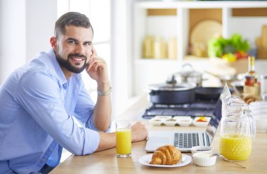 Adam ev mutfağında lezzetli ve sağlıklı yemekler hazırlıyor.