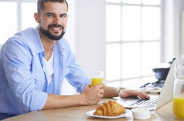 Adam ev mutfağında lezzetli ve sağlıklı yemekler hazırlıyor.