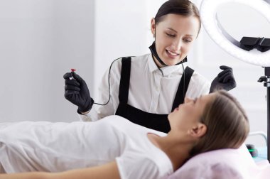 Mikroplu kaşlar güzellik salonunda akıyor..