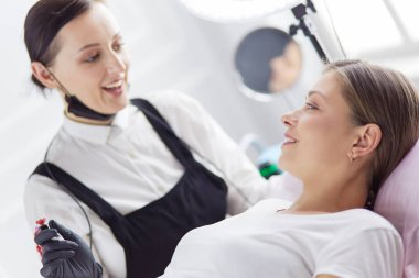 Mikroplu kaşlar güzellik salonunda akıyor..