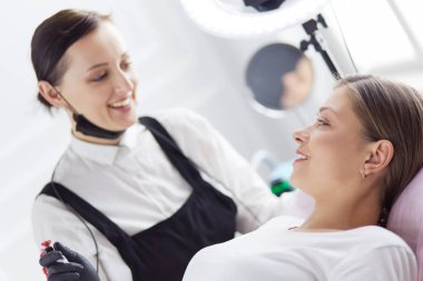 Mikroplu kaşlar güzellik salonunda akıyor..