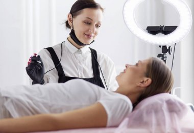 Mikroplu kaşlar güzellik salonunda akıyor..