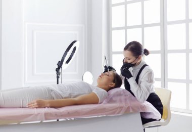 Mikroplu kaşlar güzellik salonunda akıyor..