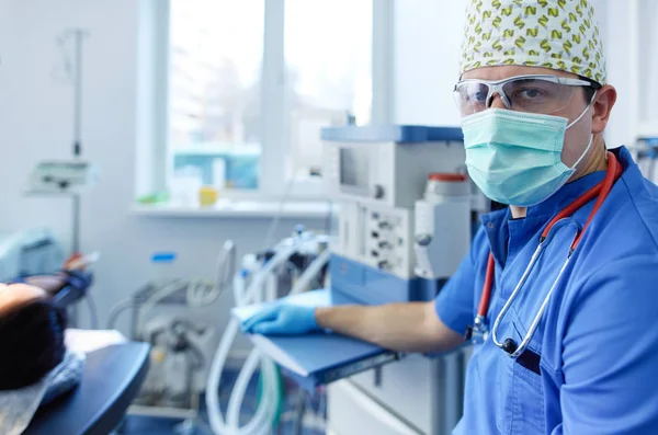 Homme chirurgien au travail en salle d'opération — Photo