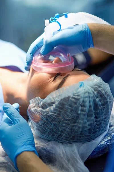 Homem cirurgião no trabalho na sala de cirurgia — Fotografia de Stock