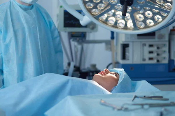 Muž chirurg v práci na operačním sále — Stock fotografie