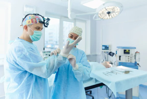 Man surgeon at work in operating room — Stock Photo, Image