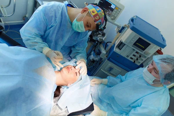 手術室で働く外科医 — ストック写真