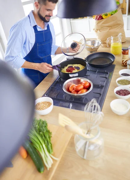 Hombre preparando comida deliciosa y saludable en la cocina casera —  Fotos de Stock