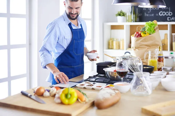 Ο άνθρωπος προετοιμασία νόστιμα και υγιεινά τρόφιμα στην κουζίνα του σπιτιού — Φωτογραφία Αρχείου