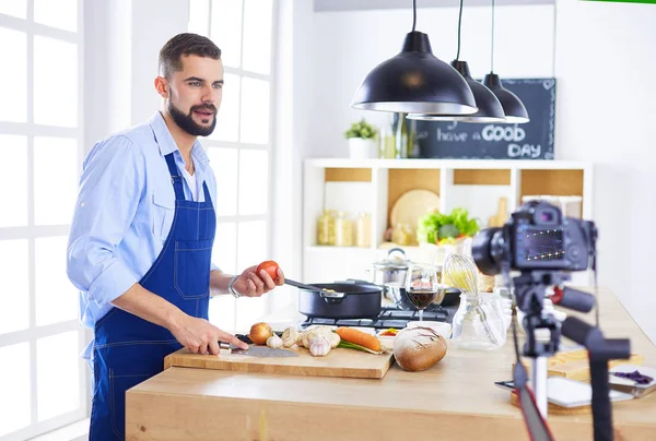 台所の背景に食料品でいっぱいの紙袋を持っている男。買い物と健康食品のコンセプト — ストック写真