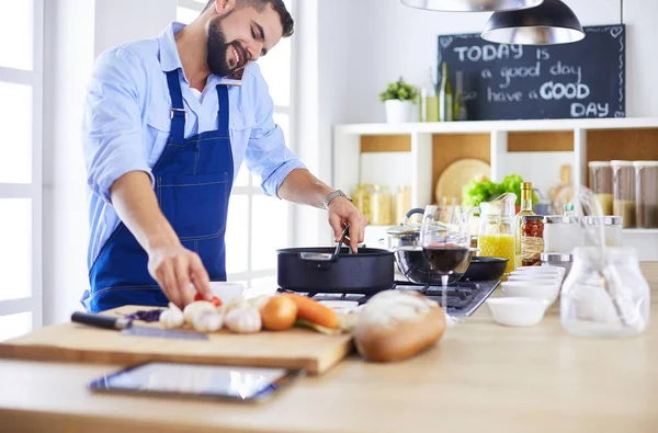 Mann bereitet leckeres und gesundes Essen in der heimischen Küche zu — Stockfoto