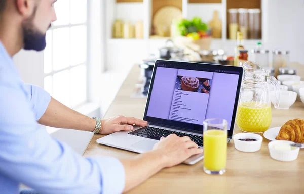 Mann bereitet leckeres und gesundes Essen in der heimischen Küche zu — Stockfoto