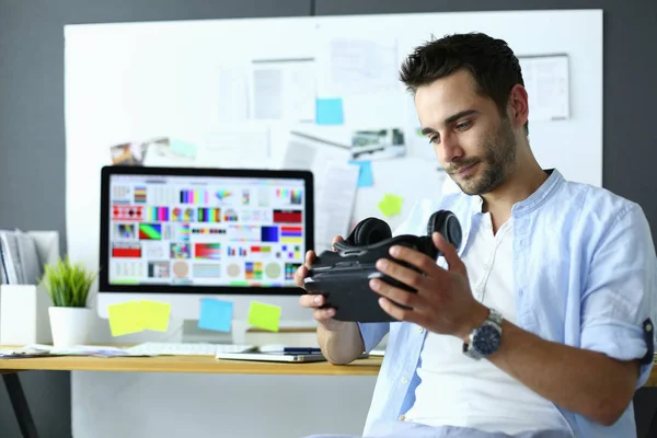 Joven programador de software masculino probando una nueva aplicación con gafas de realidad virtual 3d en la oficina . — Foto de Stock