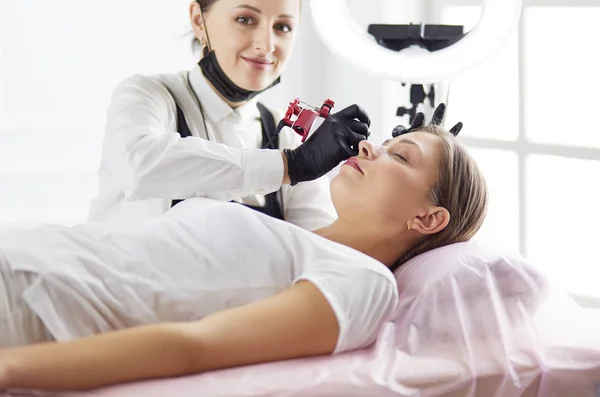 El flujo de trabajo de las cejas de Microblading en un salón de belleza . — Foto de Stock