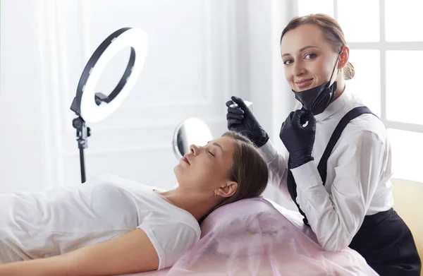 Microblading wenkbrauwen werk stroom in een schoonheidssalon. — Stockfoto