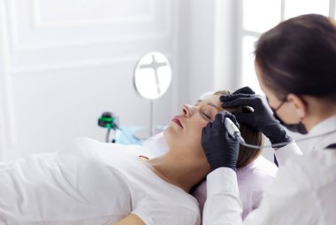 Mikroplu kaşlar güzellik salonunda akıyor..