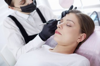 Mikroplu kaşlar güzellik salonunda akıyor..