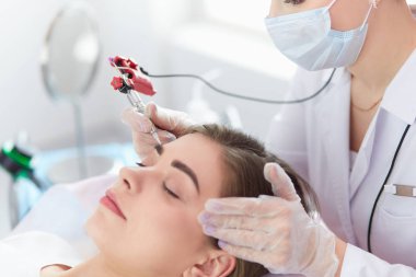 Kırmızı dudaklı genç bir kız kalıcı makyaj, mikro pigmentasyon