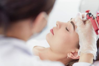 Kırmızı dudaklı genç bir kız kalıcı makyaj, mikro pigmentasyon