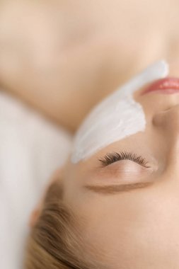 Spa yüz maskesi uygulaması. Spa güzelliği organik yüz maskesi uygulaması..