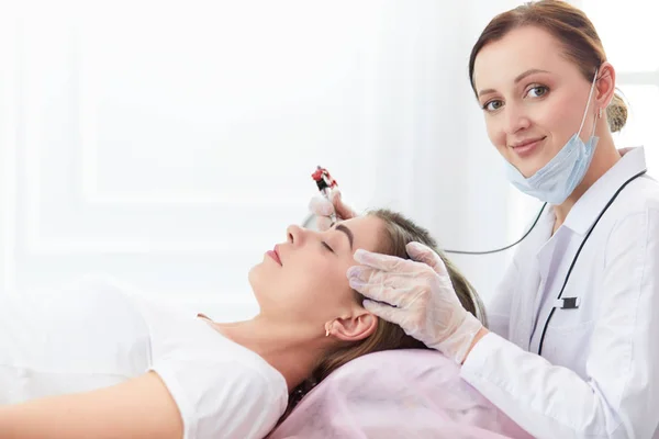 A young girl having red lips permanent makeup, micropigmentation — Stock Photo, Image